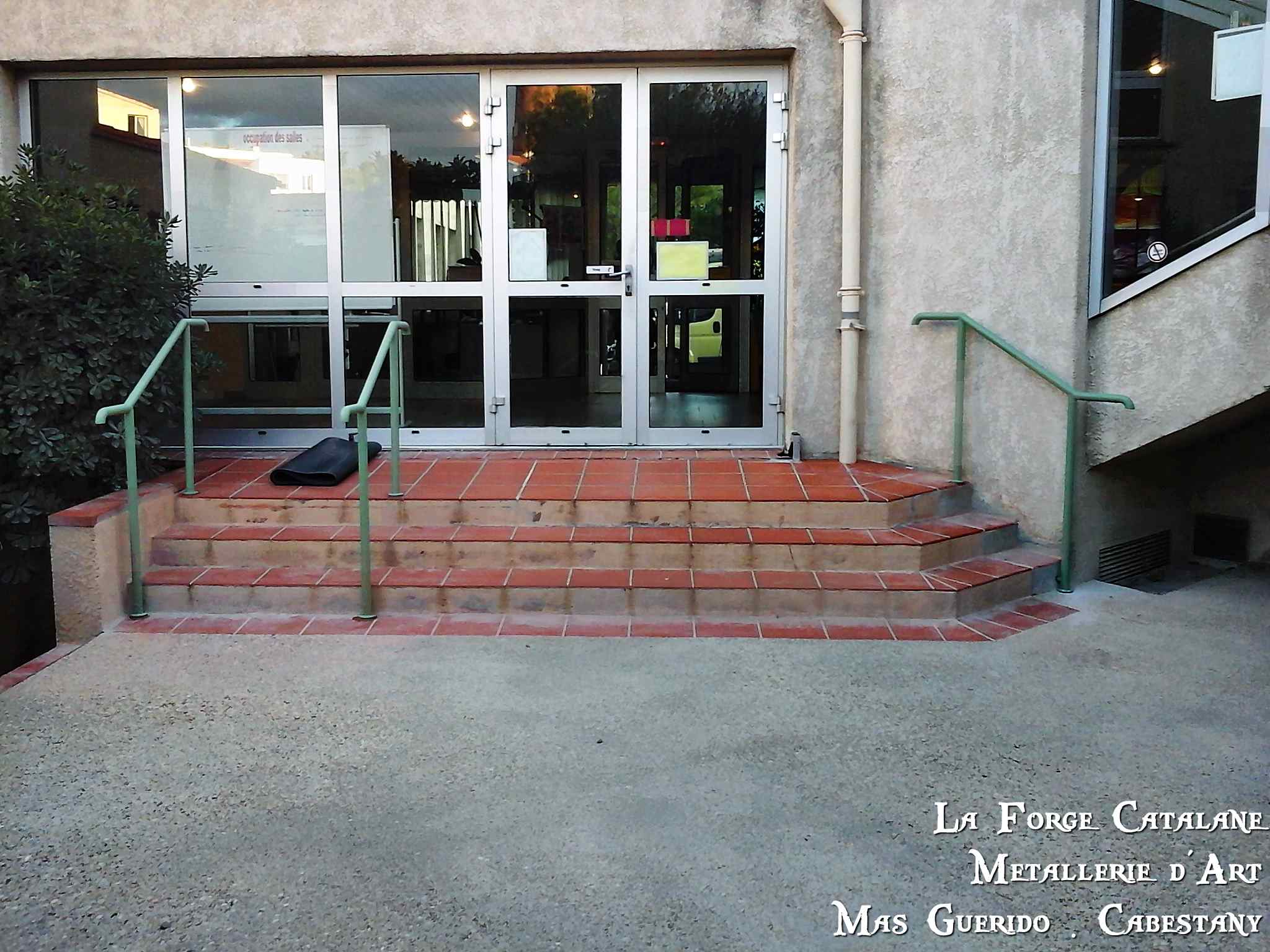 main courante sur poteaux en fer tube rond forge catalane 1.jpg